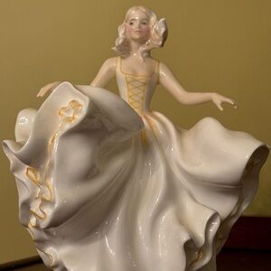 Royal Doulton sweet Seventeen HN2734